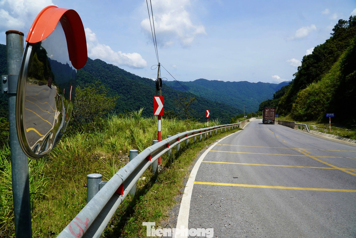 Mặt đường được kẻ vạch, lắp gương tại các vị trí cua nguy hiểm để đảm bảo an toàn cho người và phương tiện tham gia giao thông.