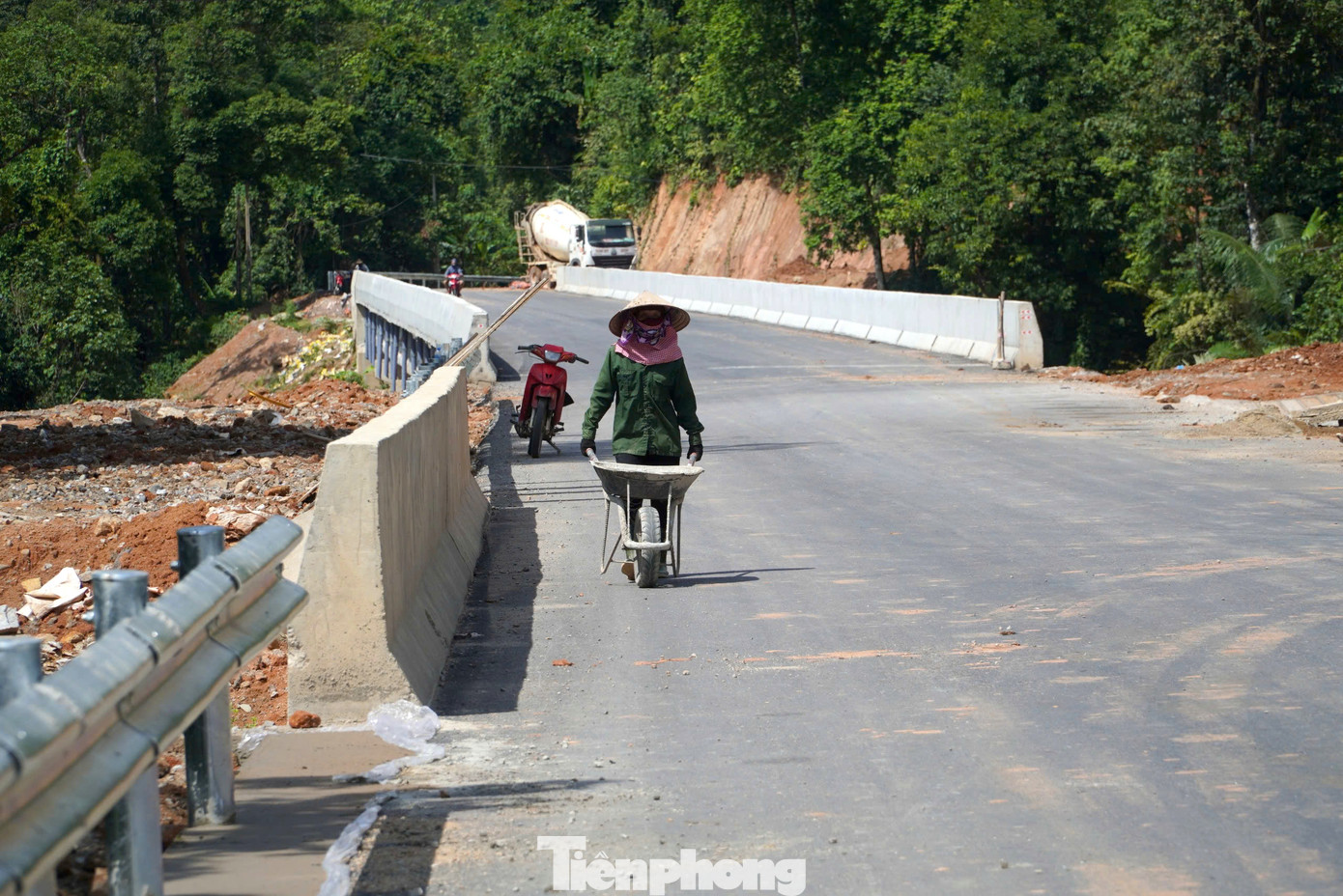 Dự án cải tạo, nâng cấp quốc lộ 8A, đang trong giai đoạn hoàn thiện. Dự án đầu tư xây dựng công trình cải tạo, nâng cấp quốc lộ 8A được Bộ Giao thông vận tải phê duyệt triển khai từ tháng 10/2010, với tổng mức đầu tư hơn 1.660 tỷ đồng. Đến nay, Sau 10 năm phê duyệt thi công, tuyến đường đang dần hoàn thiện.