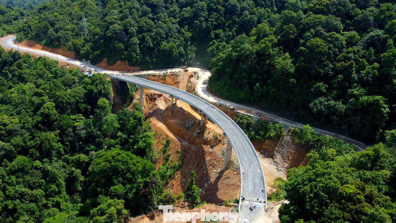 Được biết, vào năm 1999, tuyến đường quốc lộ 8A được phê duyệt dự án nâng cấp, mở rộng. Thời điểm đó, Bộ Giao thông vận tải từng bầu chọn đây là một trong những con đường đẹp nhất Việt Nam. Tuy nhiên, sau thời gian dài khai thác, tuyến đường bị hư hỏng nghiêm trọng. Việc nâng cấp, mở rộng tuyến đường cũng gặp vô vàn khó khăn vì ảnh hưởng thời tiết, nguồn vốn... Song đến nay dự án dần hoàn thành, lấy lại hình ảnh con đường từng được đánh giá đẹp nhất Việt Nam.