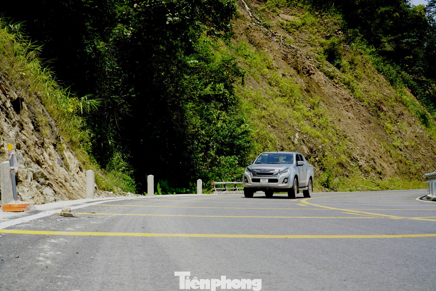 Mặt đường được kẻ vạch, lắp gương tại các vị trí cua nguy hiểm để đảm bảo an toàn cho người và phương tiện tham gia giao thông.