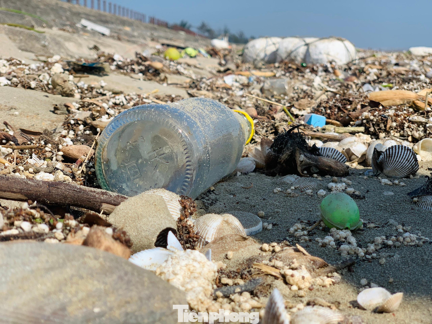 Tình trạng rác thải, bao nilon, chai thủy tinh, chai nhựa… bủa vây đang làm xấu đi hình ảnh của bãi biển nổi tiếng ở địa phương này.