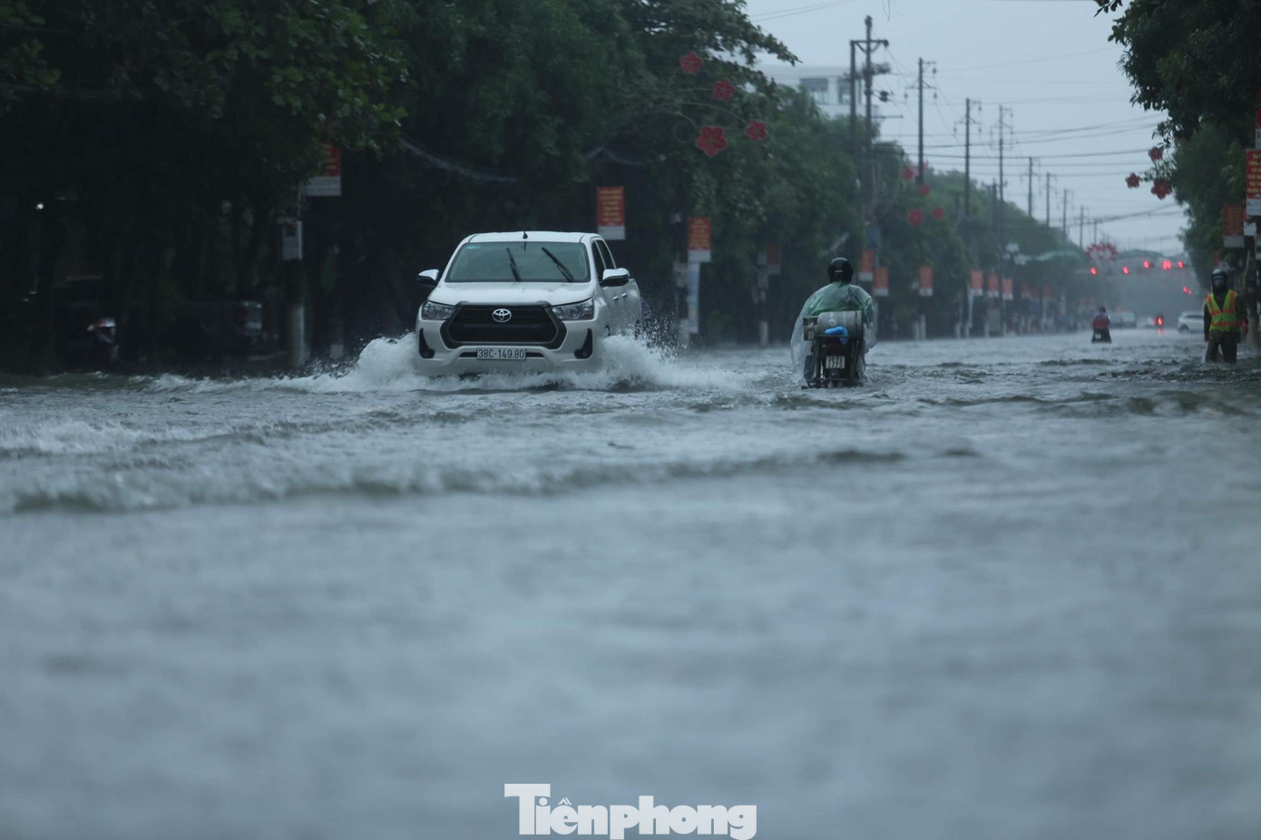 Nước ngập sâu hơn 60cm khiến giao thông đi lại khó khăn.