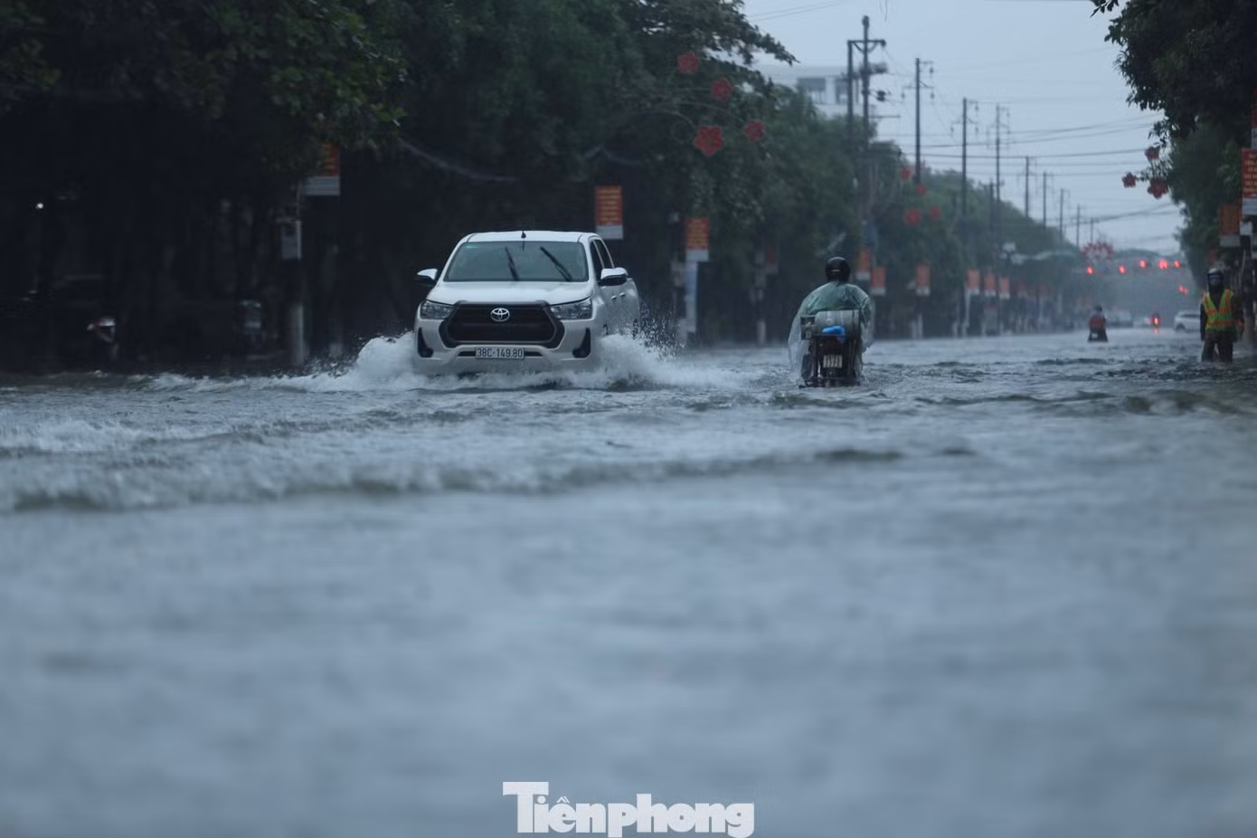 Nước ngập sâu hơn 60cm khiến giao thông đi lại khó khăn.