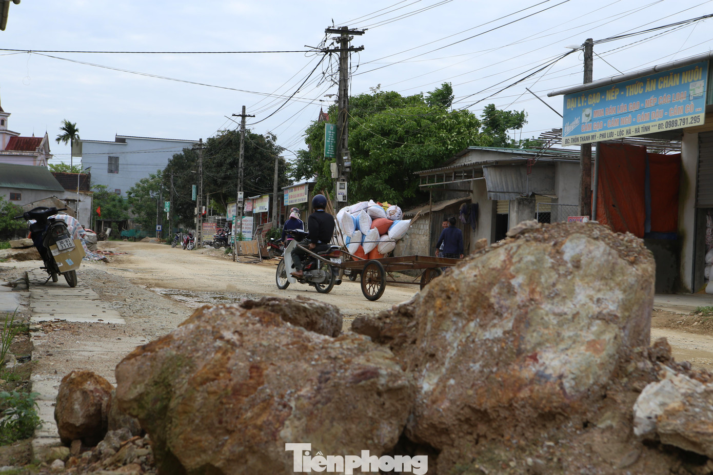 “Phía nhà thầu đã ngừng thi công đến nay khoảng 1 năm, máy móc họ đã đưa về hết. Dân chúng tôi phản ánh nhiều lần với địa phương rồi nhưng cũng chưa có phương án gì mới. Chúng tôi mong sao sớm xây dựng lại chứ để kéo dài như vậy ảnh hưởng đến cuộc sống, giao thông đi lại và phát triển kinh tế tại địa phương”, anh Tuấn bức xúc nói.