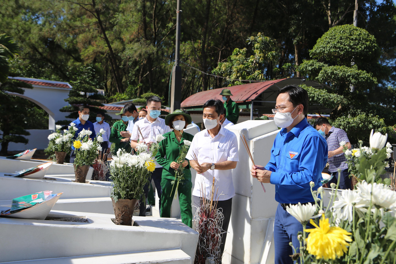 Bí thư thứ nhất BCH Trung ương Đoàn, lãnh đạo tỉnh Hà Tĩnh, Tỉnh Đoàn đã dâng hương tại phần mộ của 10 cô gái thanh niên xung phong.