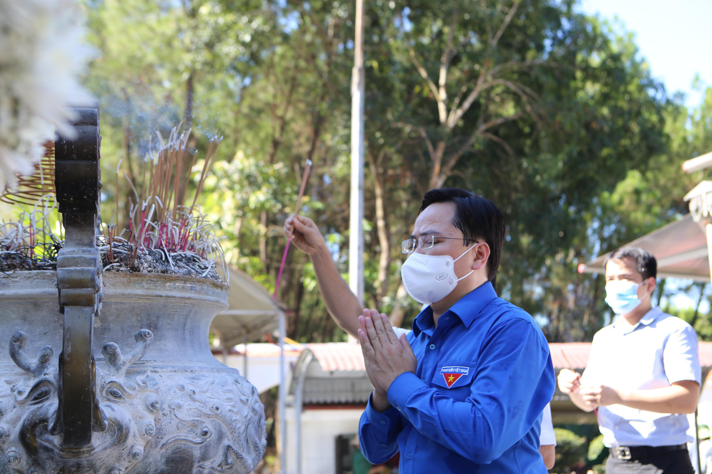 Dâng hương tại Khu di tích Ngã ba Đồng Lộc, nhà bia thanh niên xung phong, phần mộ 10 nữ anh hùng thanh niên xung phong.