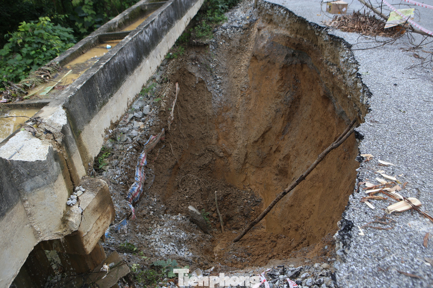 Chính quyền địa phương cho biết, qua kiểm tra, có khoảng 20m đường bị sạt lở, chiều rộng sạt lở gần 4m, độ sâu khoảng 6m-7m.