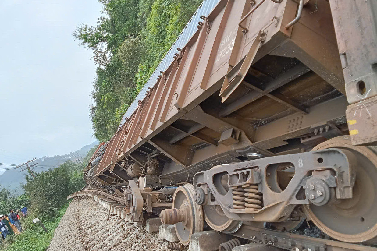 Sau khi đâm vào xe tải, 3 toa tàu bị lật nghiêng, nhiều mét đường ray bị lệch khỏi nền đường. Sau khi đâm vào xe tải, 3 toa tàu bị lật nghiêng, nhiều mét đường ray bị lệch khỏi nền đường.