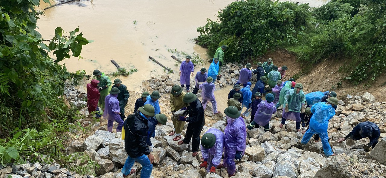Do thời tiết mưa lớn nên công tác gia cố lại đường sắt gặp nhiều khó khăn. Do thời tiết mưa lớn nên công tác gia cố lại đường sắt gặp nhiều khó khăn.