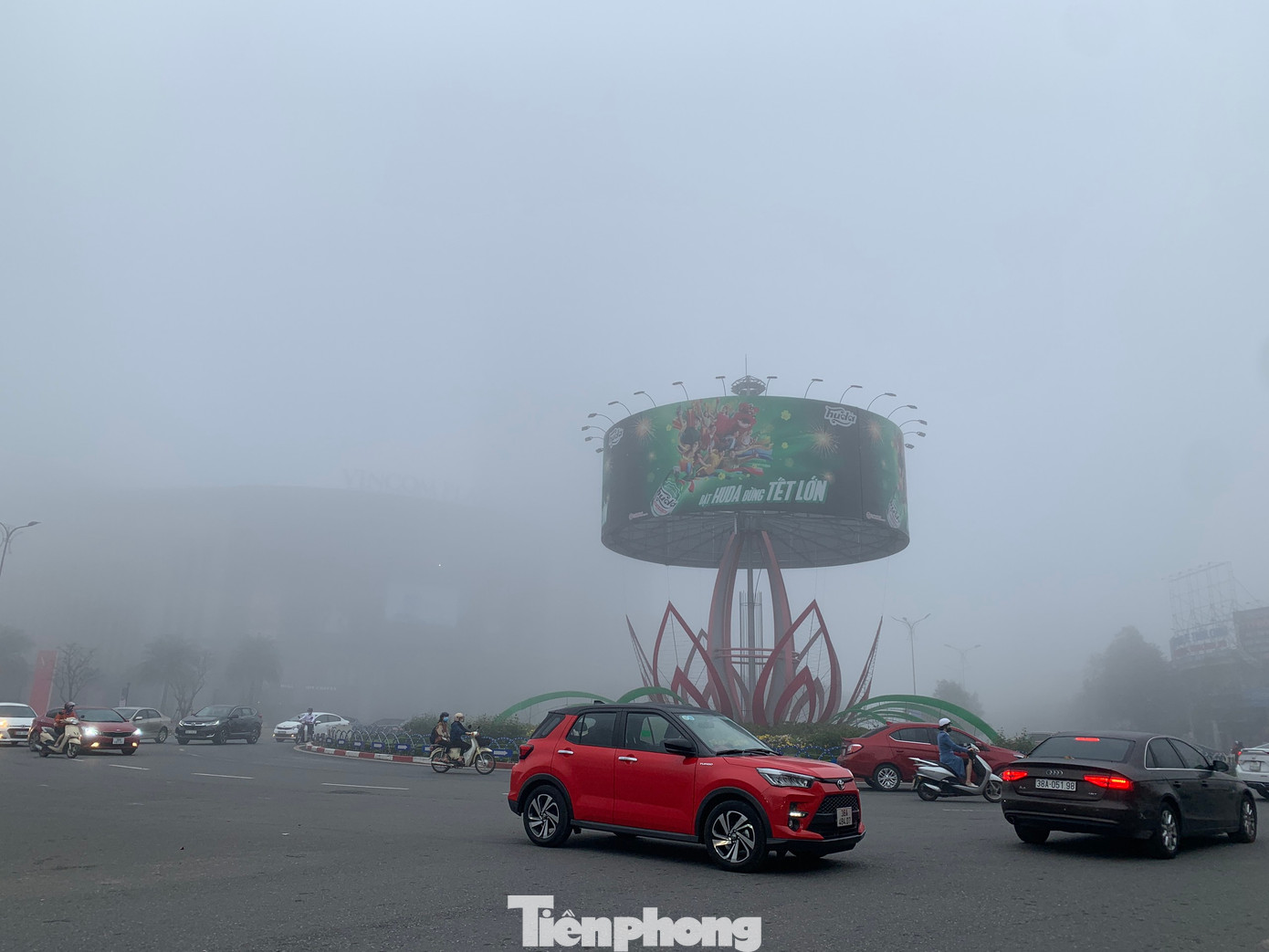 Tòa nhà Vinpearl Hotel 37 tầng - tòa nhà cao nhất Hà Tĩnh phía sau cũng bị sương mù phủ kín, khó nhận ra.