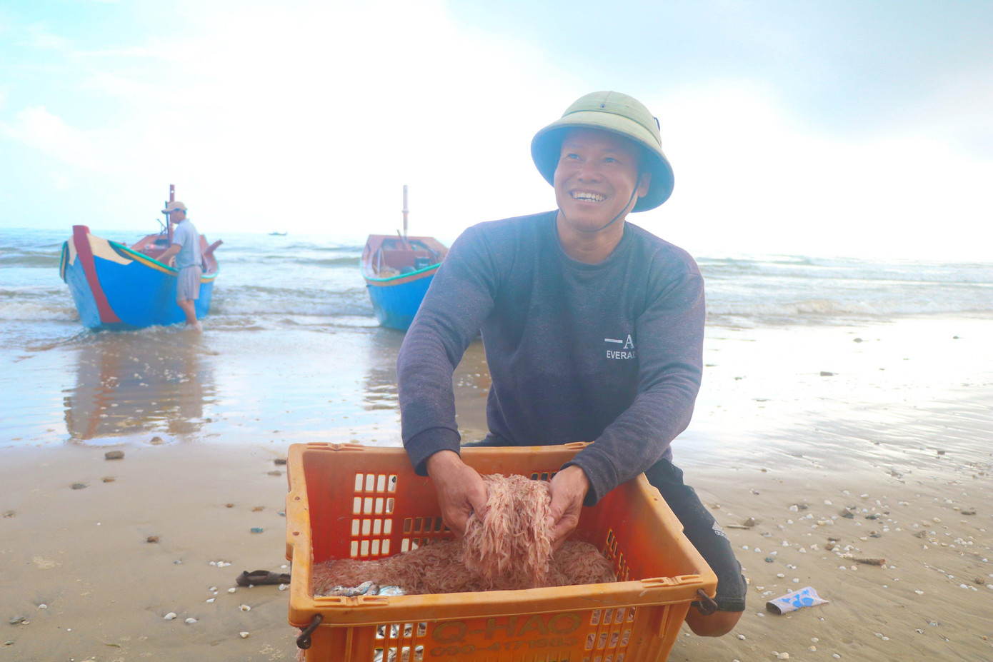 Theo các ngư dân, nhờ thời tiết hiện rất thuận lợi, các luồng ruốc xuất hiện dày đặc, vì thế tàu chỉ cần đi cách bờ chừng 500m đã có thể khai thác được. Theo các ngư dân, nhờ thời tiết hiện rất thuận lợi, các luồng ruốc xuất hiện dày đặc, vì thế tàu chỉ cần đi cách bờ chừng 500m đã có thể khai thác được.