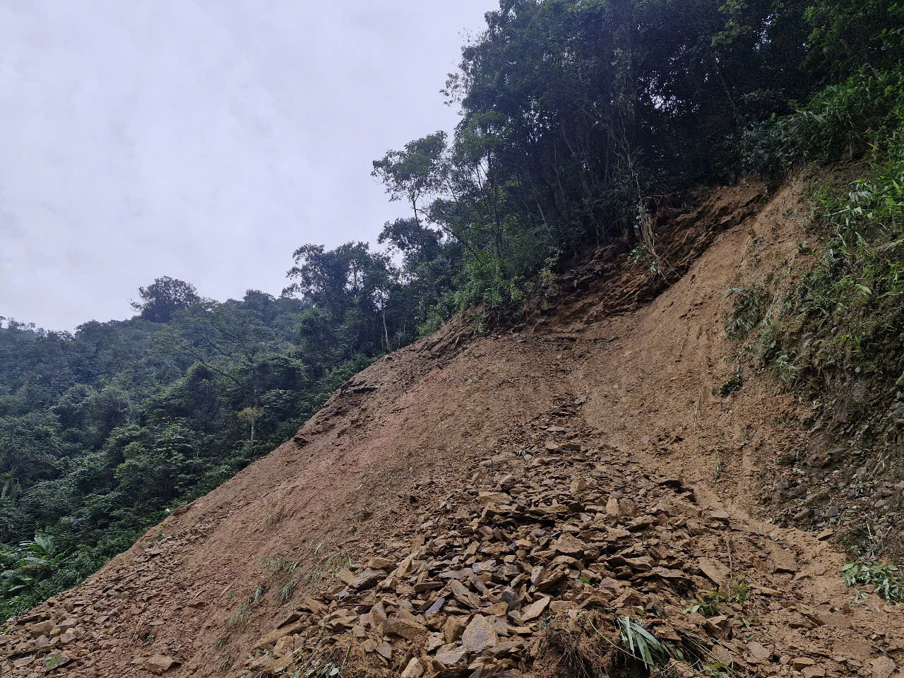 Khu vực xảy ra tình trạng sạt lở ghi nhận vào chiều 29/11. Khu vực xảy ra tình trạng sạt lở ghi nhận vào chiều 29/11.