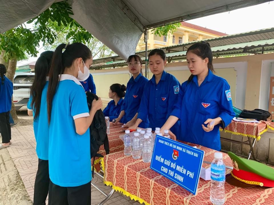 Hơn 1.300 chiến sĩ tình nguyện đã có mặt tại 36 điểm thi trên địa bàn Hà Tĩnh để cổ vũ, tiếp sức giúp các sĩ tử vượt vũ môn trong kỳ thi quan trọng này.