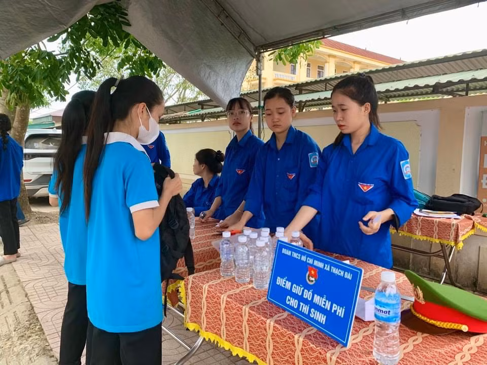 Hơn 1.300 chiến sĩ tình nguyện đã có mặt tại 36 điểm thi trên địa bàn Hà Tĩnh để cổ vũ, tiếp sức giúp các sĩ tử vượt vũ môn trong kỳ thi quan trọng này.