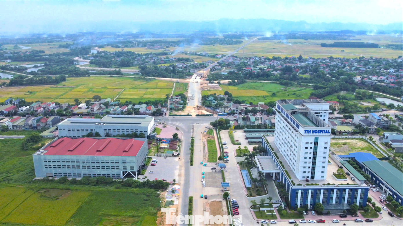 Trong hình là tuyến đường Ngô Quyền - đường tỉnh 550 là một trong những tuyến giao thông kết nối cao tốc Bắc - Nam với thành phố Hà Tĩnh. Tuyến đường có chiều dài 5km, điểm đầu từ ngã ba giao quốc lộ 1 với đường Ngô Quyền (phường Thạch Trung, thành phố Hà Tĩnh), điểm cuối ở nút giao cao tốc với đường tỉnh 550 (xã Lưu Vĩnh Sơn, huyện Thạch Hà).