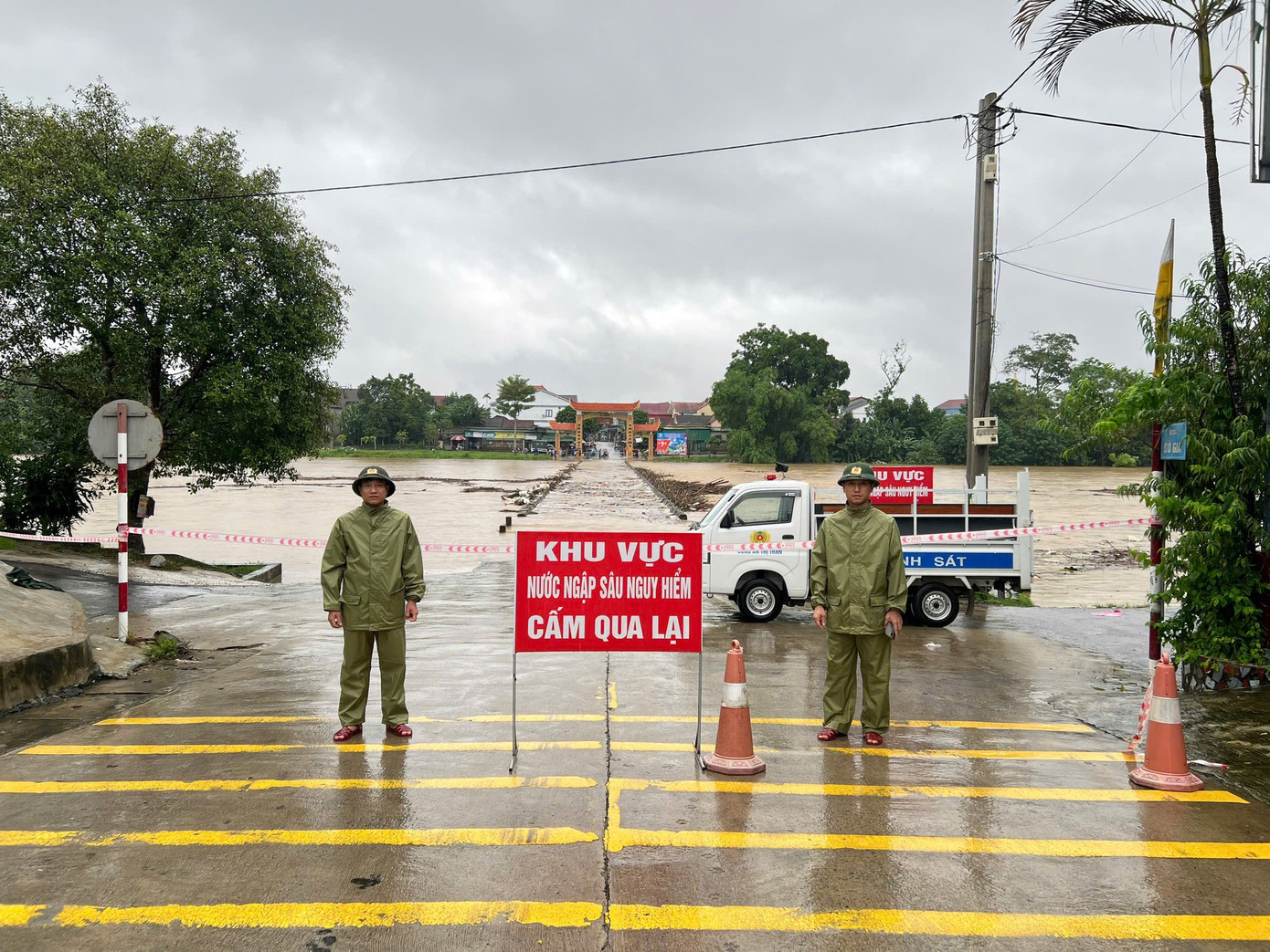 Ngành chức năng đã tổ chức cắm biển cảnh báo, căng dây cấm người và phương tiện qua lại trên khu vực cầu tràn này.