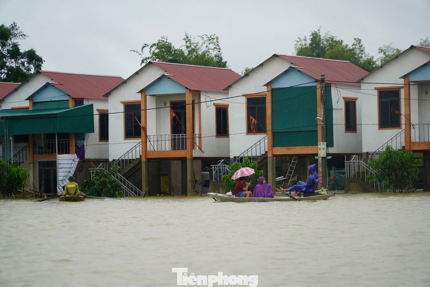 Mưa lớn, những ngày qua nước sông dâng cao, nhiều tuyến đường tại xã Quang Vĩnh bị ngập. Đặc biệt, tại thôn Tiền Phong, nằm khu vực ngoài đê, khu vực giao thoa giữa sông La và Sông Lam nên nước lũ dâng lên nhanh, cô lập toàn thôn. Trong ảnh nước lũ bao vây thôn Tiền Phong, người dân phải di chuyển bằng thuyền.