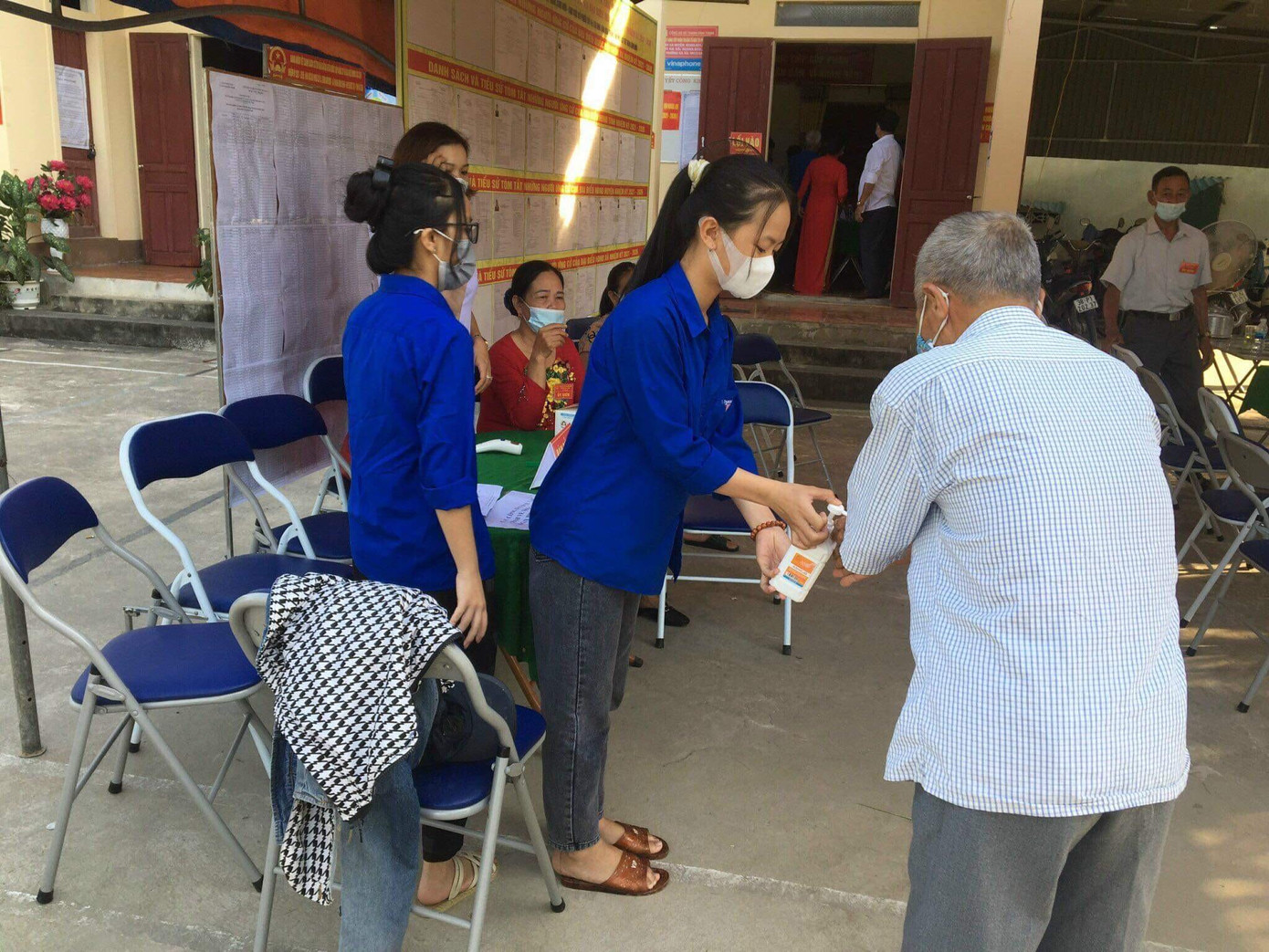 Nhóm thanh niên tình nguyện có mặt tại các điểm bầu cử từ rất sớm để hỗ trợ đo thân nhiệt, sắp xếp xe cộ đảm bảo ANTT; hướng dẫn quét mã QR.