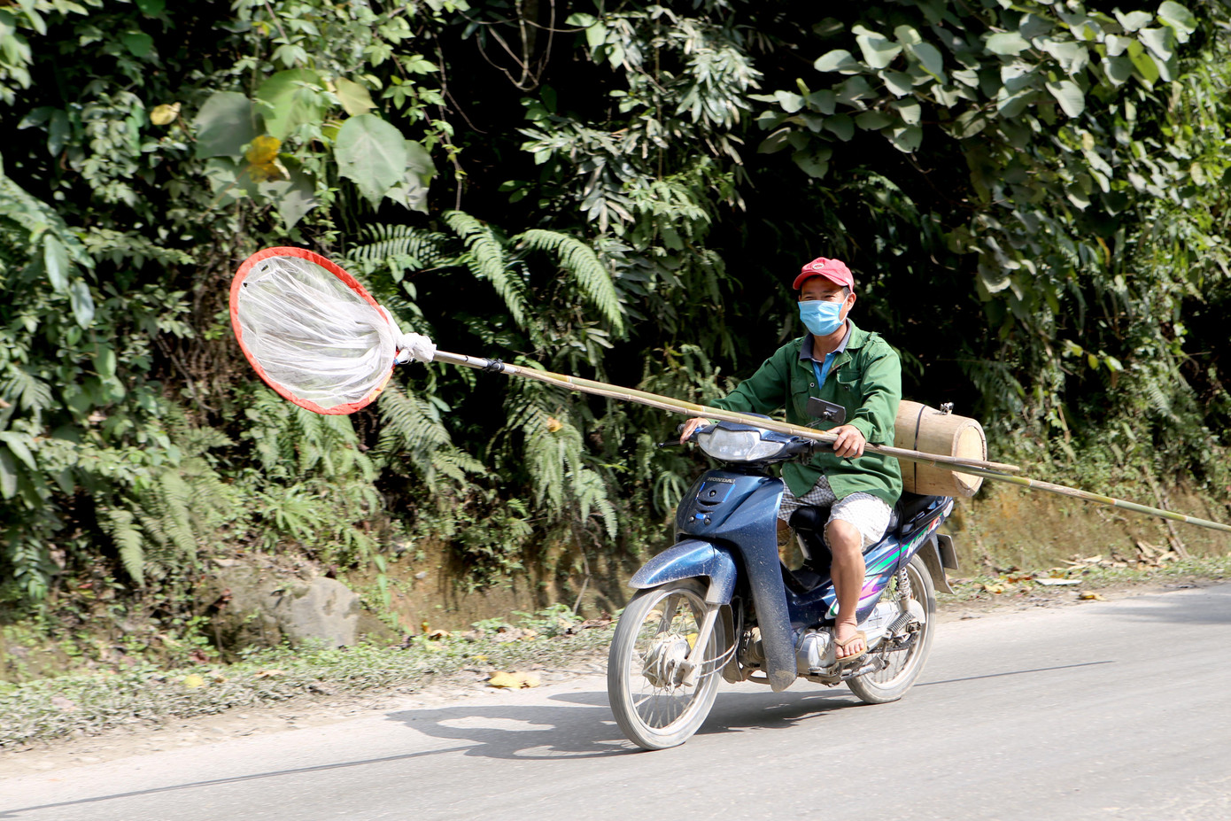 Dọc con đường lên tại các xã vùng biên như Sơn Hồng, Sơn Kim 1, Sơn Kim 2 người dân tập trung rất đông, theo từng tốp để bắt ong.