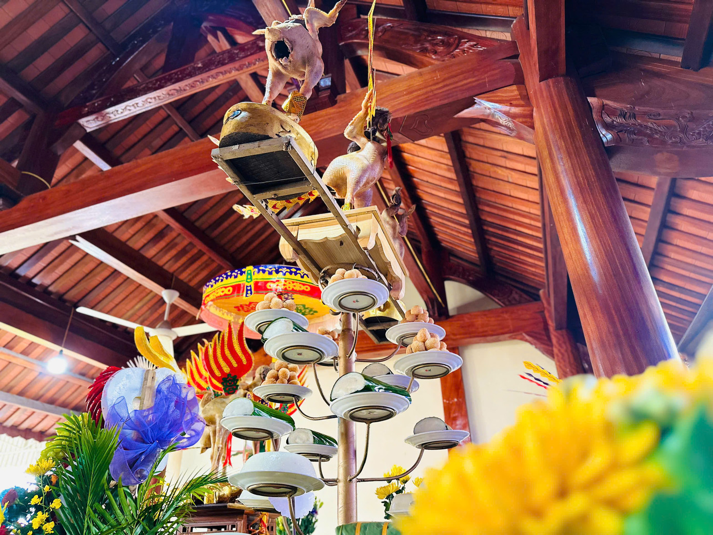 Đại diện dòng họ Nguyễn Văn cho hay, năm nay dòng họ tổ chức Đại tôn, 10 năm có một lần nên mâm cỗ được làm đặc sắc, đẹp mắt hơn. Những mâm cỗ được các nhánh, chi họ trong dòng họ thực hiện. Trong sáng ngày Rằm tháng Giêng, có khoảng 100 con gà được đặt lên mâm cỗ cúng tại nhà thờ dòng họ.