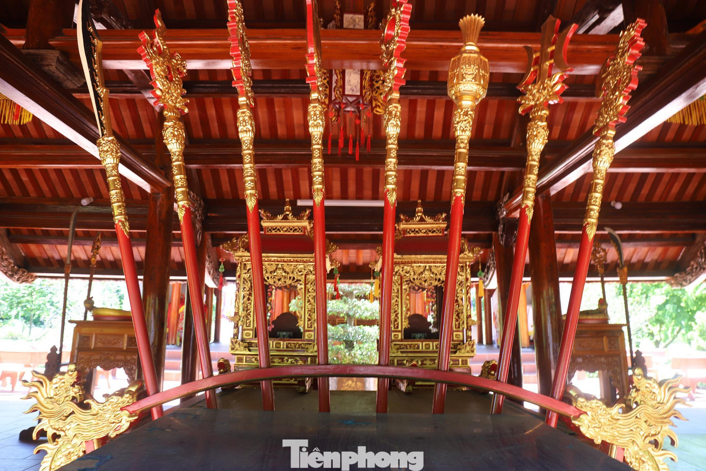 Mỗi tòa đều có mỗi kiểu kiến trúc riêng biệt, điêu khắc, chạm trổ rất công phu.