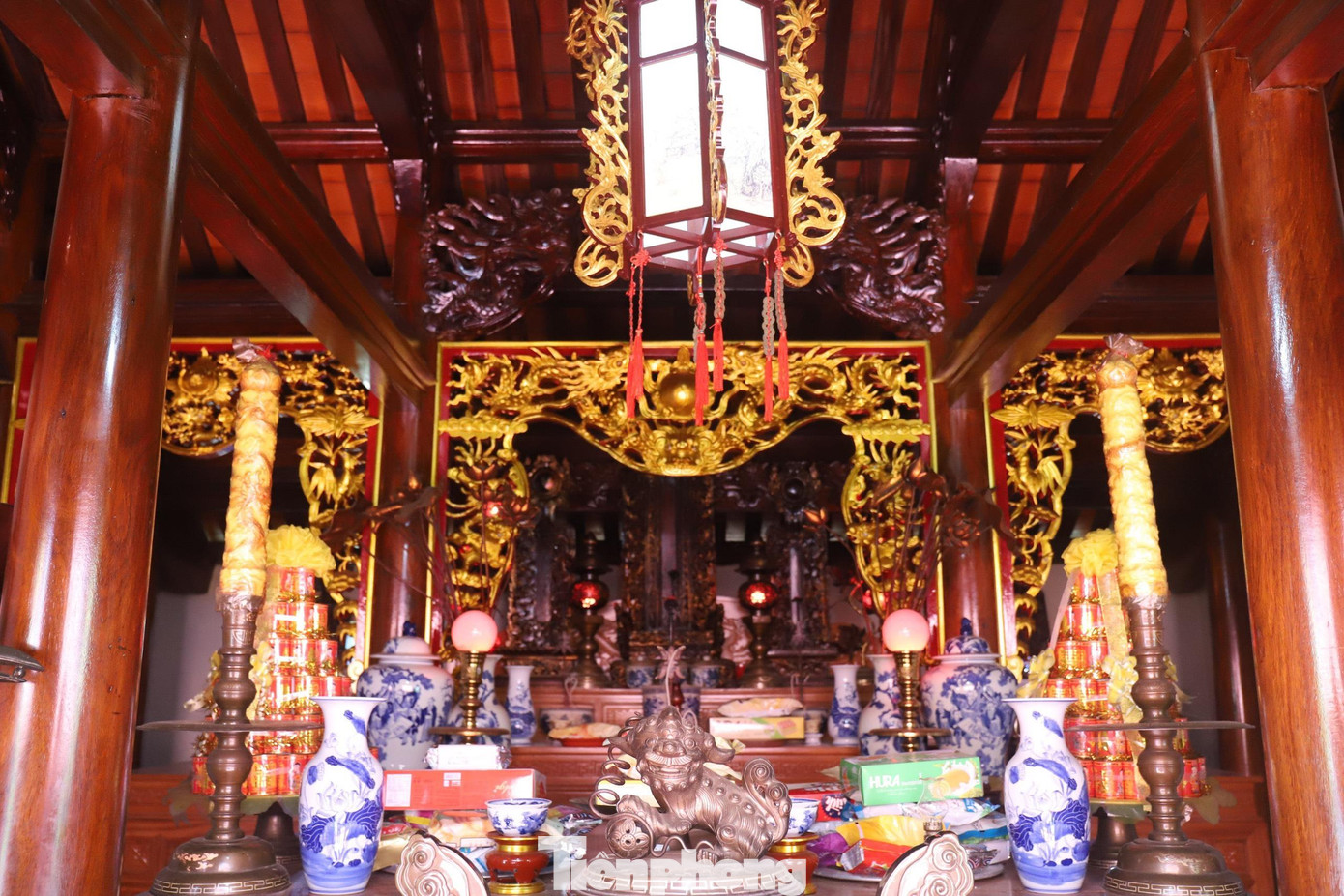 Trong trung điện được chạm khắc 2 mặt trước, sau, cách chạm khắc đặc và kín, khiến các họa tiết không bị rối, tạo sự cuốn hút cho người xem.