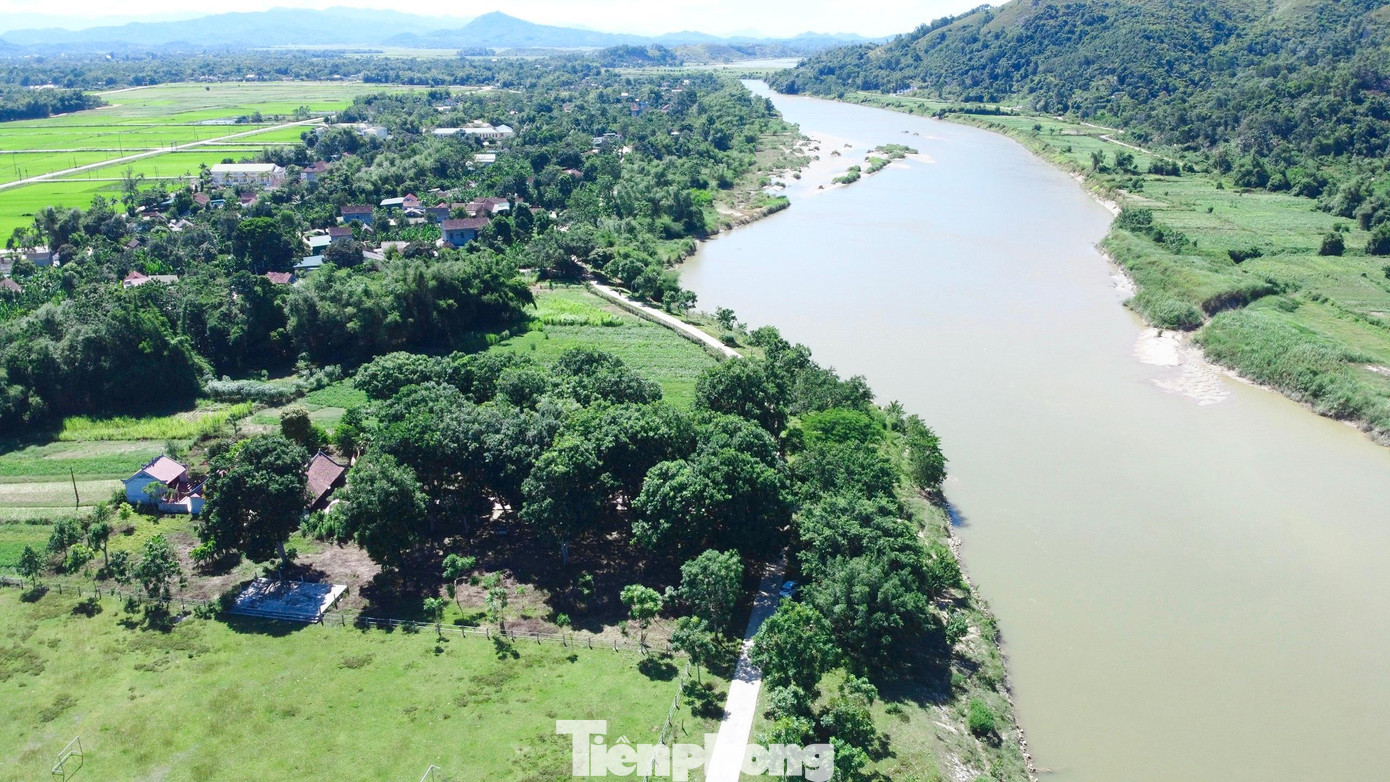 Đền thờ 2 dũng tướng của Bình Định vương Lê Lợi là Trần Lệ và Trần Đạt, nằm bên dòng sông Ngàn Phố. Sông có tên khác là sông Phố, là phụ lưu của sông La, chảy chủ yếu trong địa phận huyện Hương Sơn. Con sông là một danh thắng nổi tiếng của Hà Tĩnh, từng đi vào thơ ca, nhạc họa.