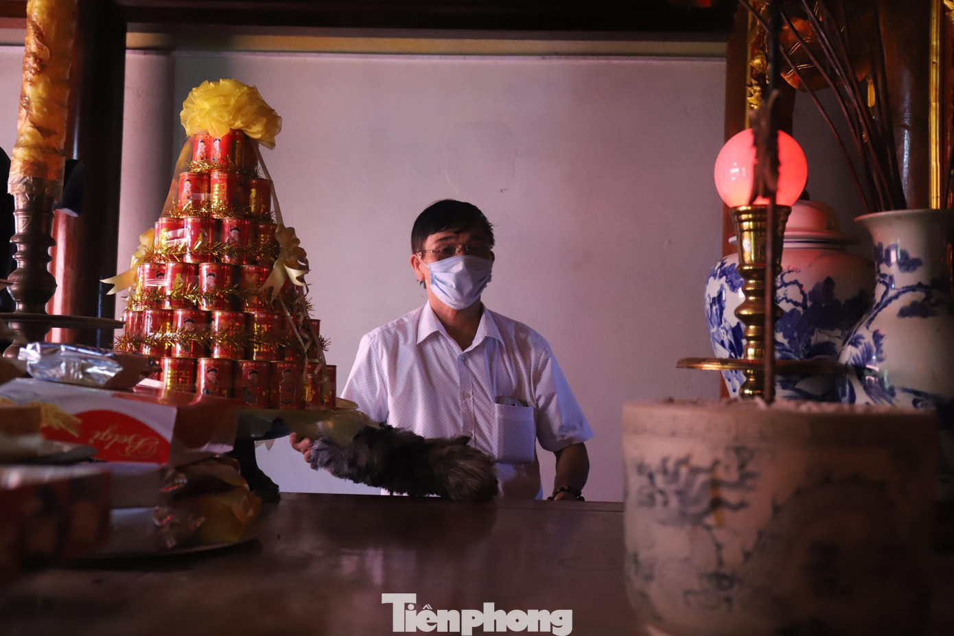 Hằng ngày, đền được người dân địa phương chăm sóc rất cẩn thận. Hiện, đền Trúc còn giữ được nhiều hiện vật quí giá. Đặc biệt là Mộc chủ điêu khắc bài vị Thành hoàng được xem là một tác phẩm nghệ thuật, chạm 4 con cá hóa rồng rất tinh xảo, một chiếc lư hương làm bằng đá thanh, cao 20cm, cùng một chiếc chuông đồng cao 100cm.