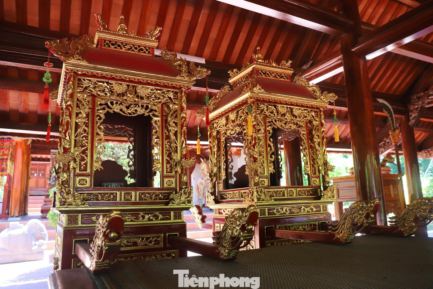 Hai chiếc kiệu lớn đặt giữa hạ điện để rước hai tướng Trần Lệ và Trần Đạt.