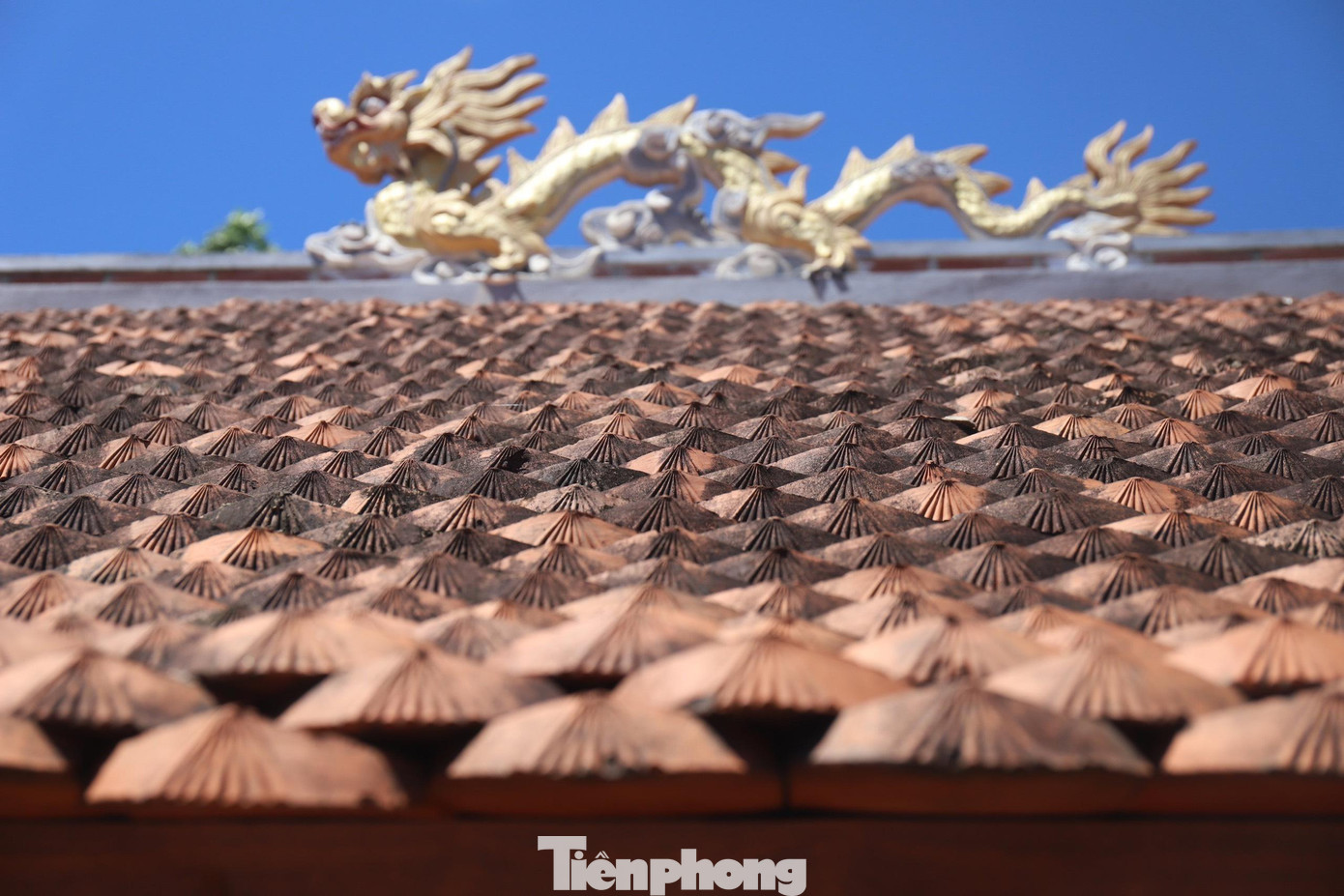 Trước đền được đặt con rồng chầu mặt nguyệt độc đáo, sinh động.