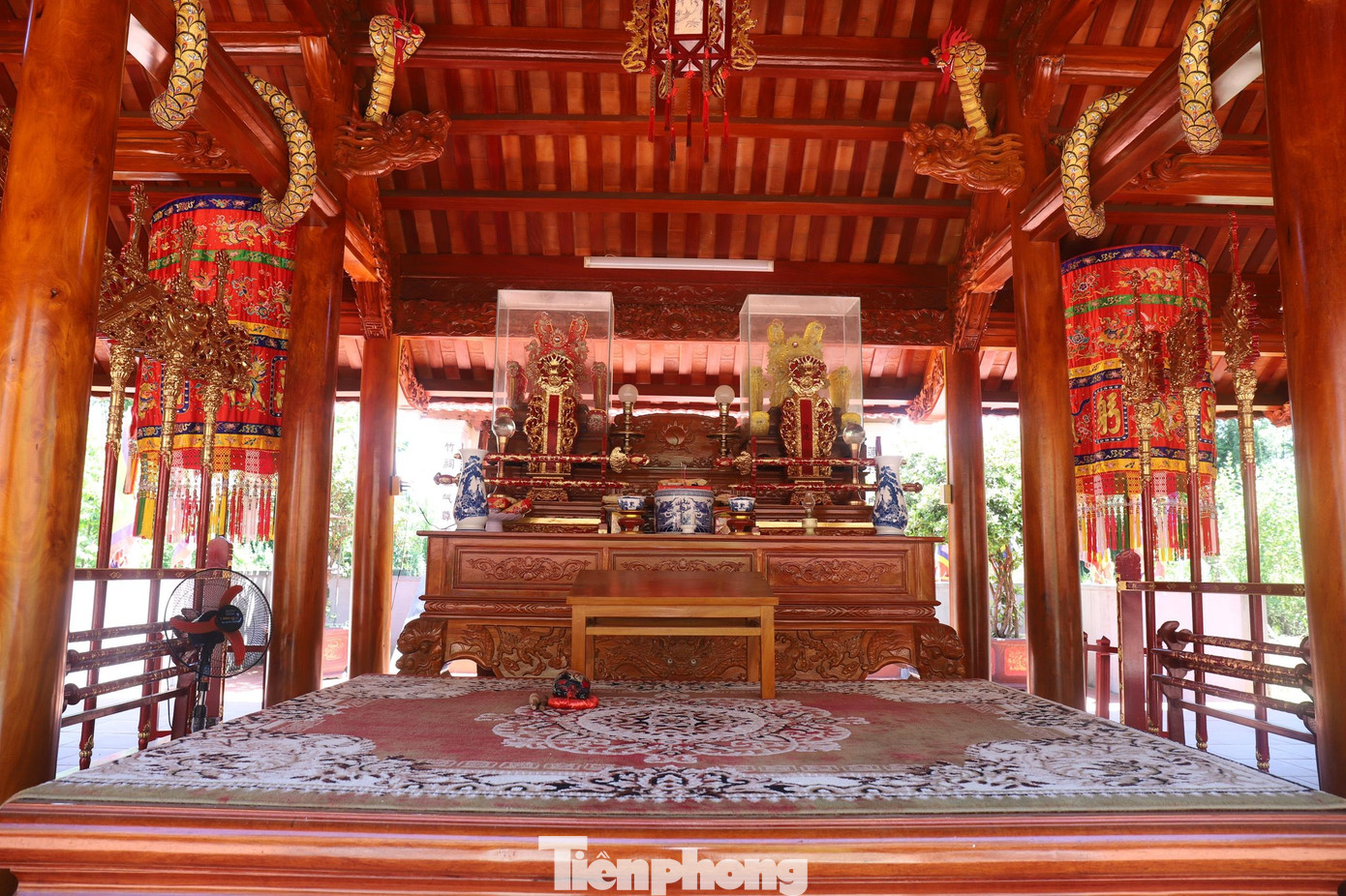 Toà trung điện nơi đặt bàn thờ Trần Lệ và Trần Đạt.