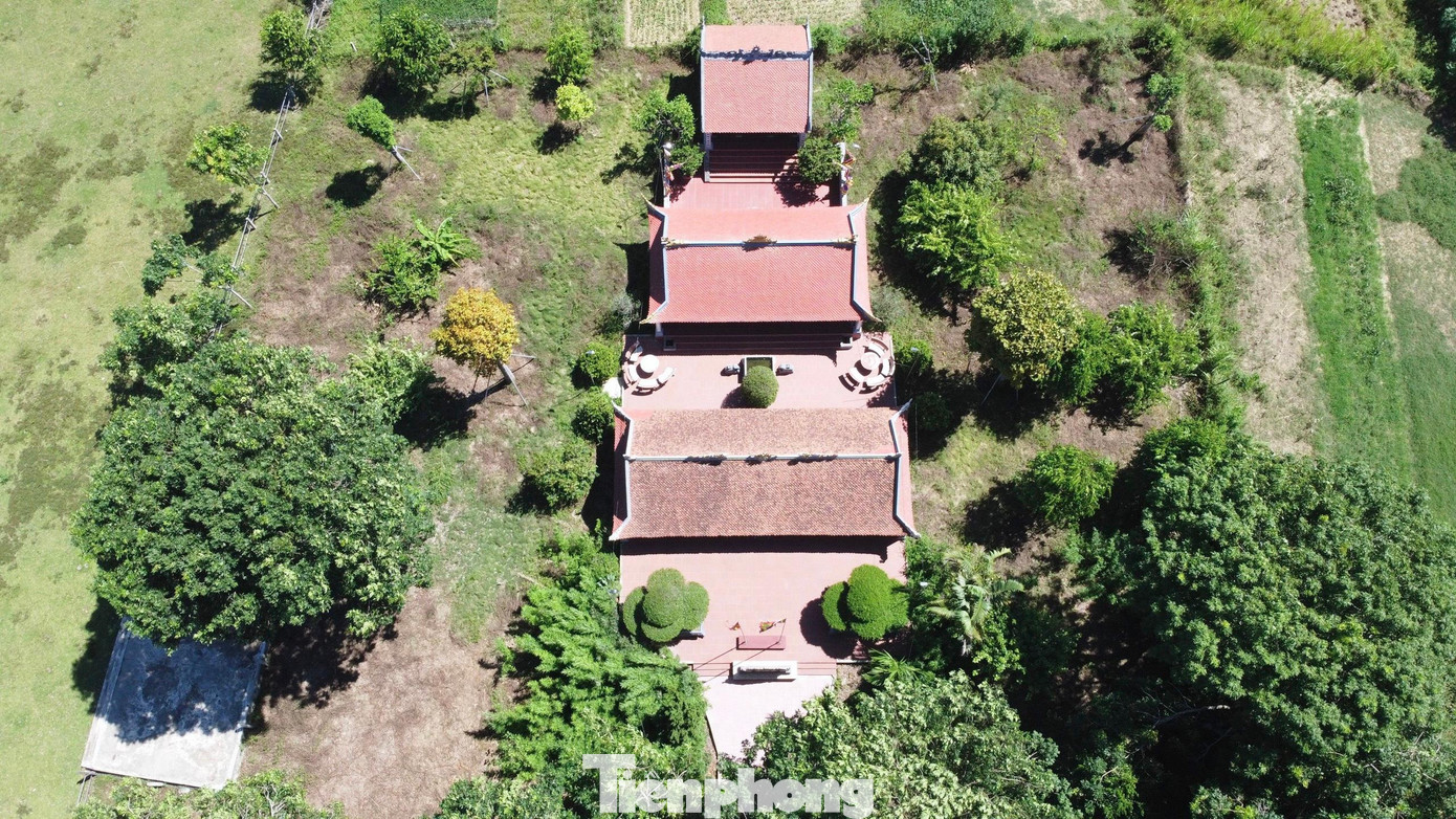 Sau nhiều lần phục dựng, tôn tạo, đền Trúc vẫn giữ lại những nét kiến trúc tài hoa của các nghệ nhân làng mộc Xa Lang xưa (xã Tân Mỹ Hà ngày nay). Đền trải qua nhiều lần trùng tu, lớn nhất vào năm 1944, lần tân trang gần nhất vào năm 2018. Công trình được xếp hạng di tích lịch sử văn hóa cấp tỉnh năm 2003. Tương truyền, khi hai vị tướng của Lê Lợi là Trần Đạt và Trần Lệ anh dũng hi sinh, máu của họ chảy đến đâu trúc mọc đến đó và đọng thành vũng trên khu đất cao bên bờ sông Ngàn Phố thuộc địa phận Xa Lang (nay là xã Tân Mỹ Hà). Để ghi nhớ công lao của hai ông, nhân dân nơi đây đã xây dựng đền thờ gọi là đền Trúc, tôn hai ông là Thánh hoàng làng. Trần Đạt và Trần Lệ sau đó được vua Lê sắc phong "Thượng đẳng tối linh thần". Toà trung điện nơi đặt bàn thờ Trần Lệ và Trần Đạt. Đền Trúc hiện nay còn giữ nguyên cấu trúc gồm thượng điện, trung điện và hạ điện được làm bằng gỗ Mít với kiến trúc nghệ thuật điêu khắc, chạm trổ điêu luyện, sản phẩm của các lớp nghệ nhân nổi tiếng của làng mộc Xa Lang. Mỗi tòa đều có mỗi kiểu kiến trúc riêng biệt, điêu khắc, chạm trổ rất công phu. Trước đền được đặt con rồng chầu mặt nguyệt độc đáo, sinh động. Trong trung điện được chạm khắc 2 mặt trước, sau, cách chạm khắc đặc và kín, khiến các họa tiết không bị rối, tạo sự cuốn hút cho người xem. Hiện, đền Trúc còn giữ được nhiều hiện vật quí giá. Trong ảnh hai gươm đao của hai tướng Trần Lệ và Trần Đạt. Hai chiếc kiệu lớn đặt giữa hạ điện để rước hai tướng Trần Lệ và Trần Đạt. Hằng ngày, đền được người dân địa phương chăm sóc rất cẩn thận. Hiện, đền Trúc còn giữ được nhiều hiện vật quí giá. Đặc biệt là Mộc chủ điêu khắc bài vị Thành hoàng được xem là một tác phẩm nghệ thuật, chạm 4 con cá hóa rồng rất tinh xảo, một chiếc lư hương làm bằng đá thanh, cao 20cm, cùng một chiếc chuông đồng cao 100cm.