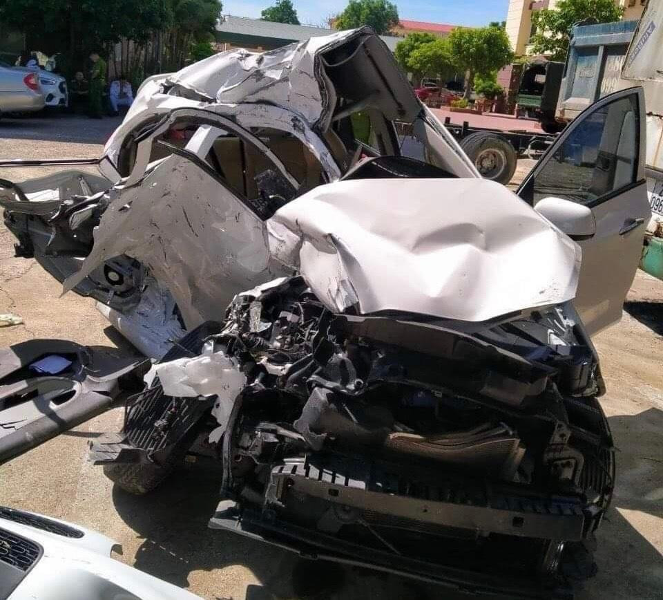 Chiếc xe ô tô con nát phần đầu sau vụ tai nạn giao thông.