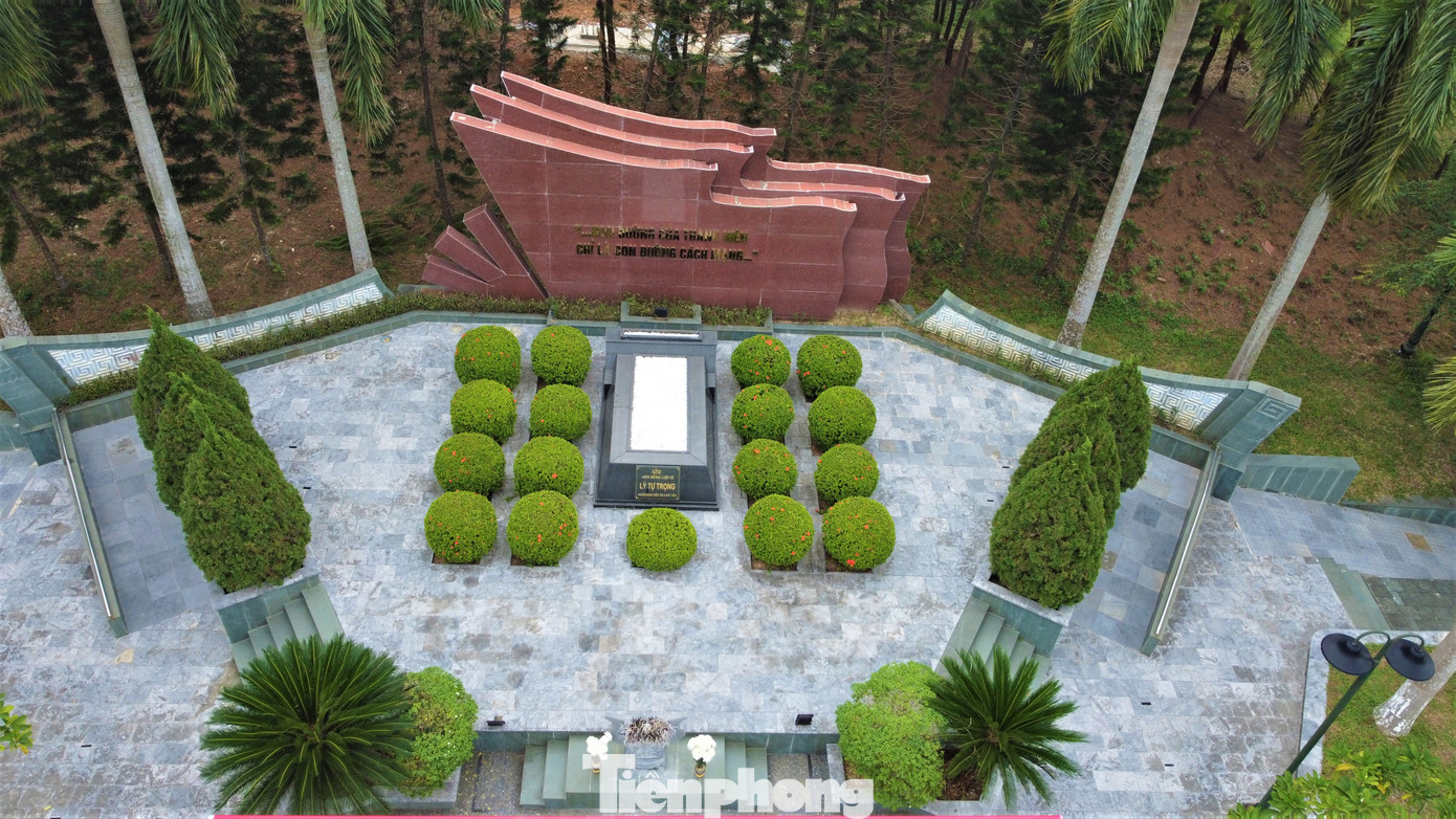 Xung quanh phần mộ của anh Lý Tự Trọng được trồng 17 cây hoa mẫu đơn, tượng trưng cho số tuổi của anh. Hoa ở đây 4 mùa hoa nở đỏ thắm. Xung quanh phần mộ của anh Lý Tự Trọng được trồng 17 cây hoa mẫu đơn, tượng trưng cho số tuổi của anh. Hoa ở đây 4 mùa hoa nở đỏ thắm.