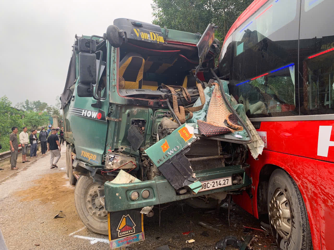 Hai chiếc xe bị hư hỏng nặng sau va chạm. Hai chiếc xe bị hư hỏng nặng sau va chạm.