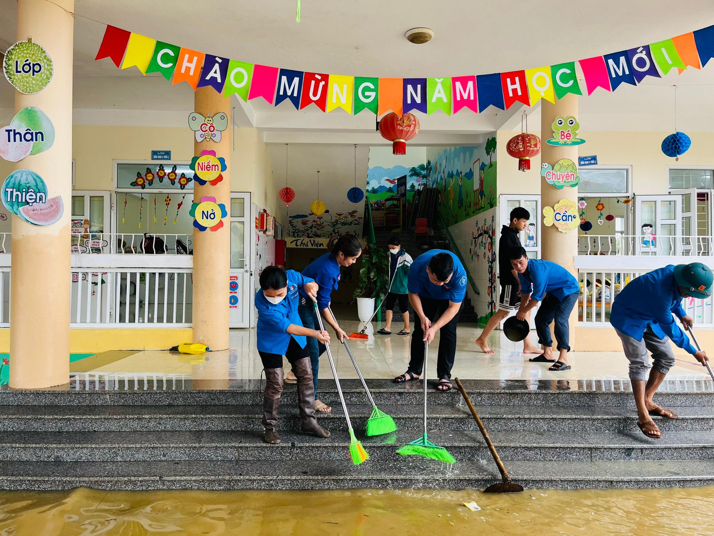 Các cơ sở Đoàn trong toàn tỉnh kịp thời chỉ đạo lực lượng đoàn viên thanh niên ra quân làm vệ sinh môi trường, thu gom rác thải, dọn dẹp tại các khu vực nước đã rút với phương châm “Nước rút đến đâu dọn ngay đến đó&quot;.