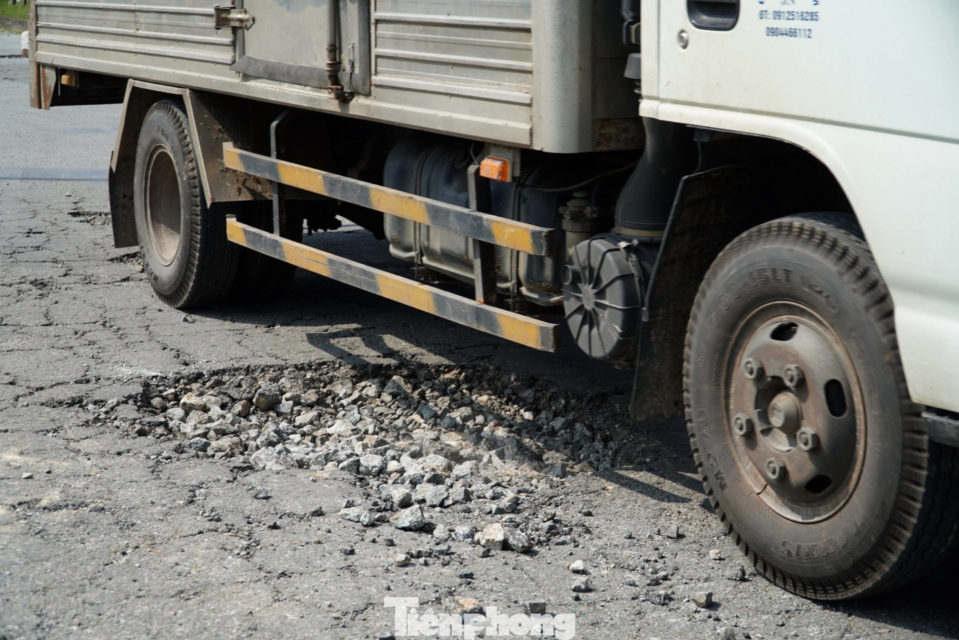 Theo nhiều người dân địa phương, thời gian qua không ít trường hợp tham gia giao thông bị ngã do đi vào những vị trí đường hư hỏng nghiêm trọng khi tầm nhìn về đêm bị hạn chế.