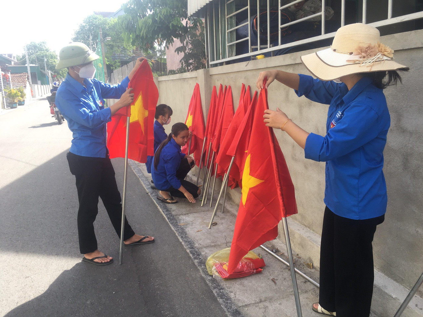 Nhiều hoạt động tình nguyện được diễn ra như: Quét vôi, tẩy xóa quảng cáo rao vặt trái phép trên 1.000 gốc cây, cột điện trên các tuyến phố; lắp giá treo cờ, gắn 350 pano tuyên truyền đô thị văn minh; ra mắt 12 Tuyến đường bích họavà điểm check-in.