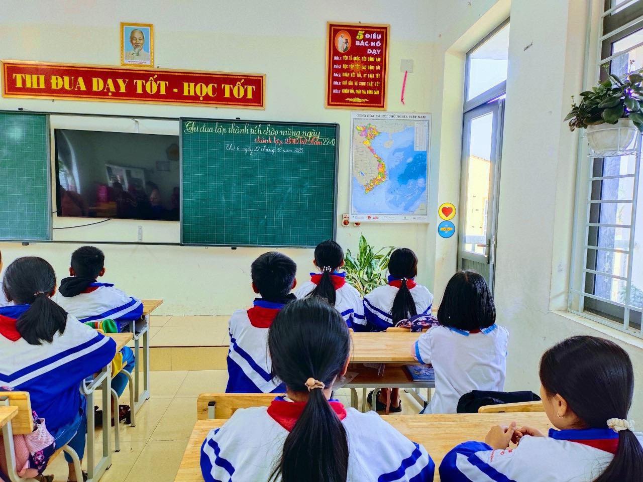 Những tấm bản đồ được treo trong lớp học.