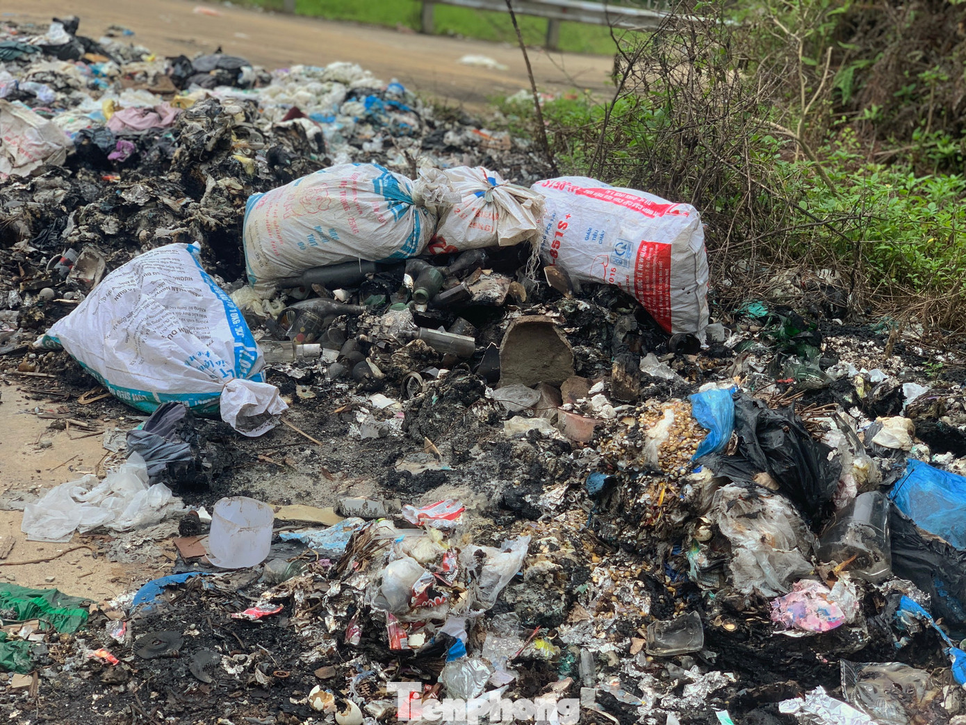 Hiện tại rác thải ùn ứ, chất đống như núi tại bãi xử lý và tập kết. Hiện tại rác thải ùn ứ, chất đống như núi tại bãi xử lý và tập kết.