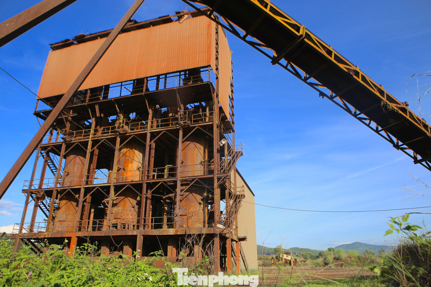 Từng được kỳ vọng sẽ phát triển kinh tế địa phương, thế nhưng mọi thứ “vỡ mộng”. Sau hơn 10 năm ngừng hoạt động, hiện tại nơi đây trở nên nhếch nhác, cỏ dại mọc um tùm, dàn máy móc sản xuất trở nên hoen gỉ. Khung cảnh nơi đây dường như đã bị lãng quên khi các máy móc sản xuất trở thành đống sắt vụn.