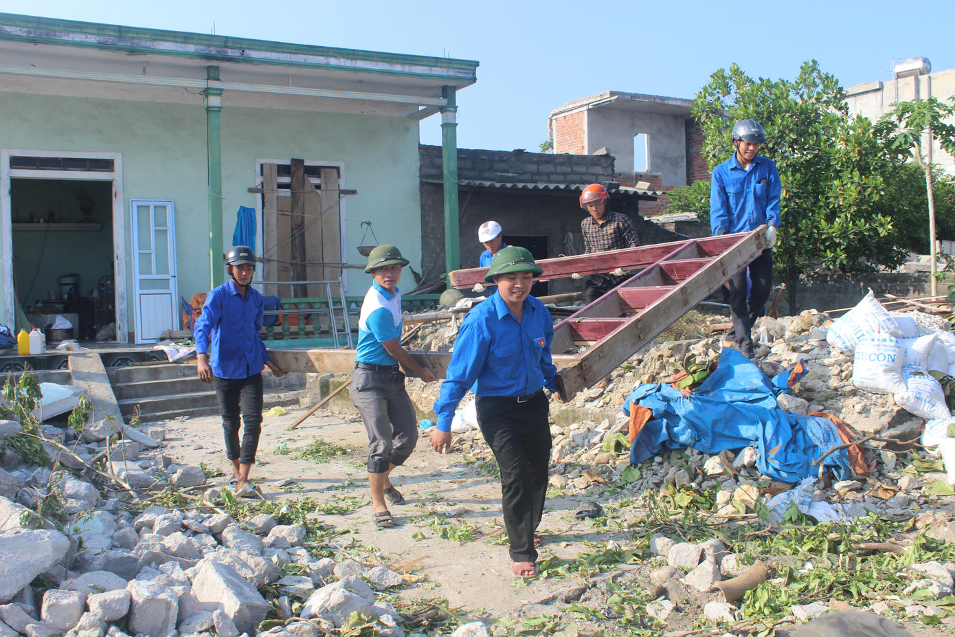 Đoàn viên thanh niên hỗ trợ người dân dọn dẹp nhà cửa. Đoàn viên thanh niên hỗ trợ người dân dọn dẹp nhà cửa.
