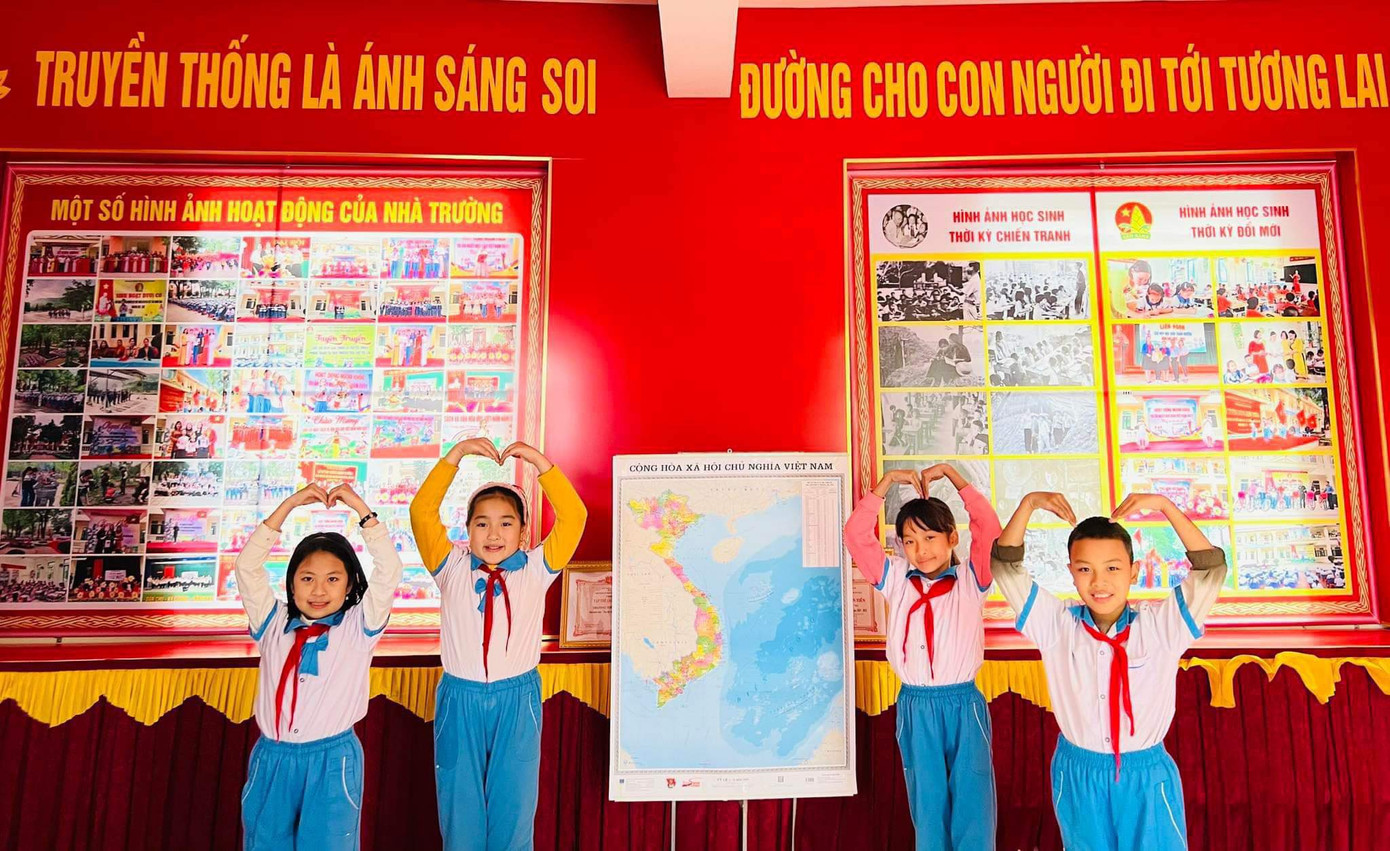 Cuộc vận động “Tự hào một dải non sông” nhằm giáo dục lòng yêu nước, tự hào về toàn vẹn lãnh thổ trong mỗi người dân Việt Nam.