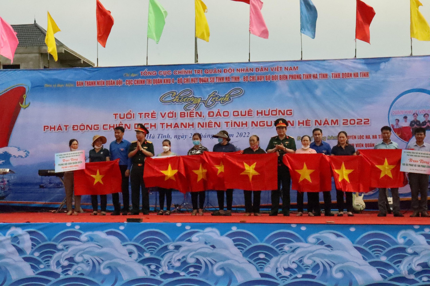 Trong chương trình, nhiều phần quà ý nghĩa đã được ban tổ chức trao cho các cựu chiến binh đoàn tàu không số, gia đình có cán bộ, chiến sĩ đã và đang thực hiện nhiệm vụ tại Trường Sa, Cảnh sát biển, Biên phòng Kiểm ngư có hoàn cảnh khó khăn; Trung đội dân quân biển; ngư dân có tàu cá thực hiện Nghị định 130 CP, gia đình chính sách, gia đình có hoàn cảnh khó khăn và đặc biệt khó khăn. Trong chương trình, nhiều phần quà ý nghĩa đã được ban tổ chức trao cho các cựu chiến binh đoàn tàu không số, gia đình có cán bộ, chiến sĩ đã và đang thực hiện nhiệm vụ tại Trường Sa, Cảnh sát biển, Biên phòng Kiểm ngư có hoàn cảnh khó khăn; Trung đội dân quân biển; ngư dân có tàu cá thực hiện Nghị định 130 CP, gia đình chính sách, gia đình có hoàn cảnh khó khăn và đặc biệt khó khăn.