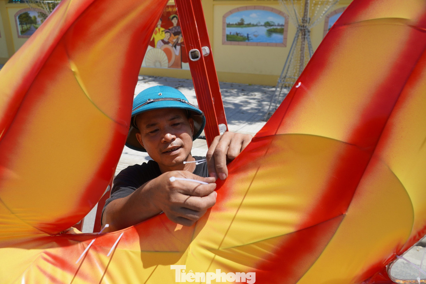 Người dân đang hoàn thiện những công đoạn cuối cùng để những chiếc đèn khổng lồ trở nên lung linh sắc màu.