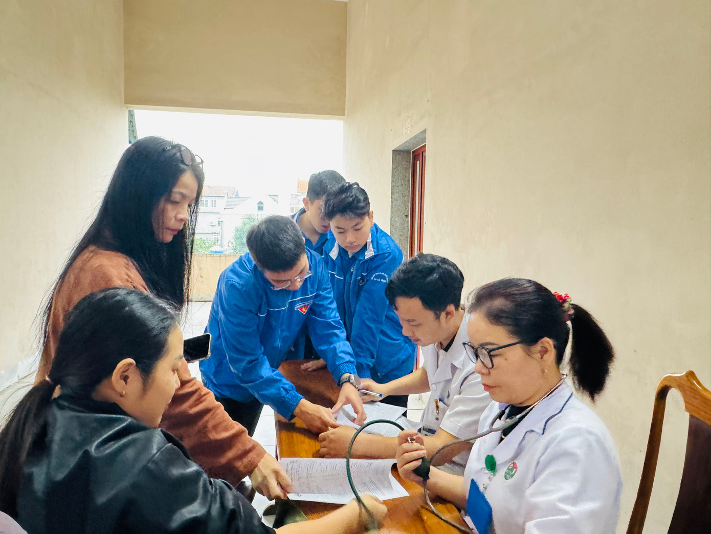 Trước khi tham gia hiến máu, các tình nguyện viên đã được đội ngũ y tế khám, sàng lọc, đo huyết áp, những người đủ điều kiện mới tiến hành lấy máu. Trước khi tham gia hiến máu, các tình nguyện viên đã được đội ngũ y tế khám, sàng lọc, đo huyết áp, những người đủ điều kiện mới tiến hành lấy máu.