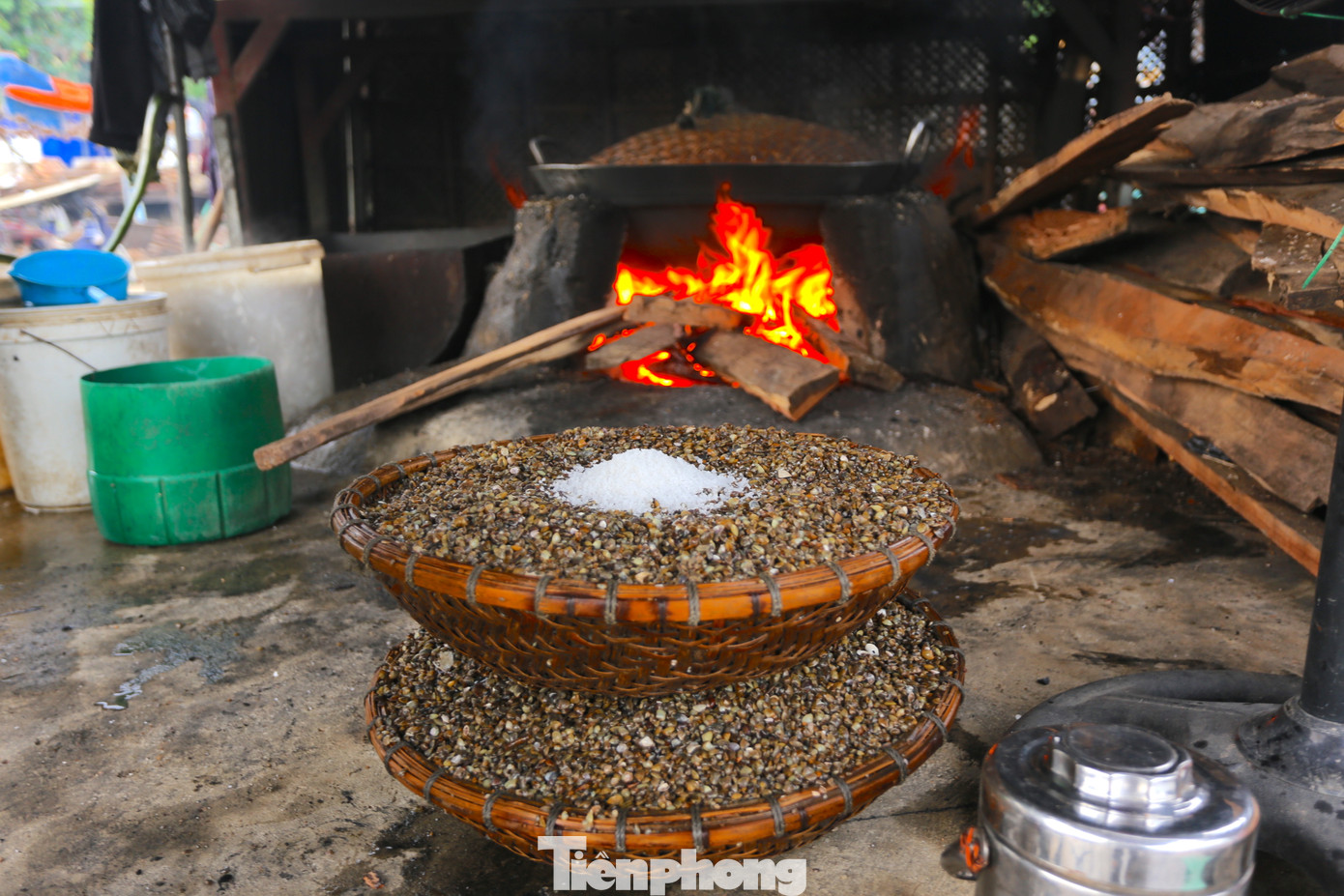 Sau khi được đãi sạch, họ sẽ đưa lên bếp để luộc. Mỗi nồi 3kg - 5kg hến, nấu trong khoảng 15 phút. Khi bọt trắng nổi lên, lúc đó hến đã chín. Sau khi được đãi sạch, họ sẽ đưa lên bếp để luộc. Mỗi nồi 3kg - 5kg hến, nấu trong khoảng 15 phút. Khi bọt trắng nổi lên, lúc đó hến đã chín.