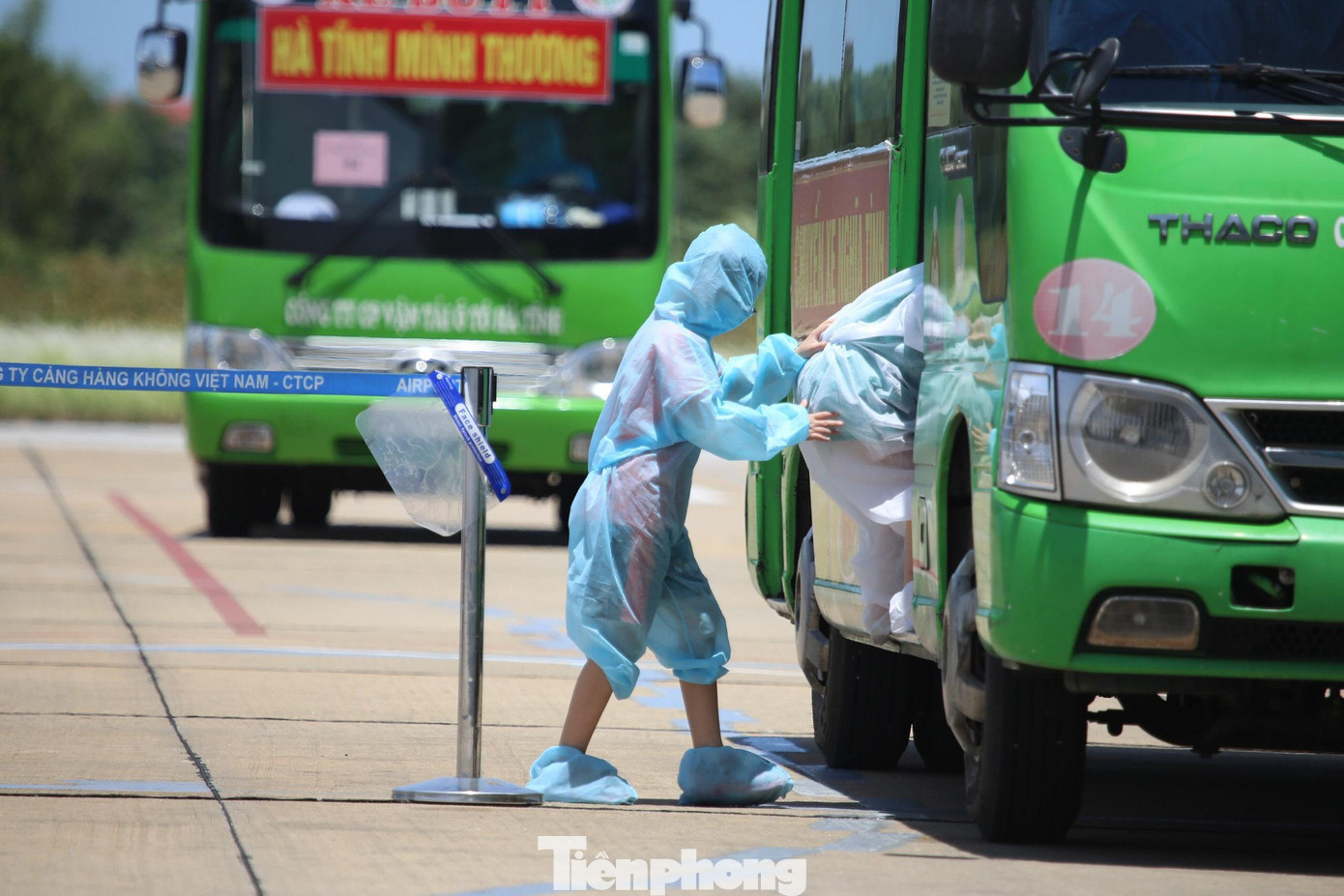 Những chuyến xe chở công dân từ sân bay Vinh về cách ly tại khu tập trung.