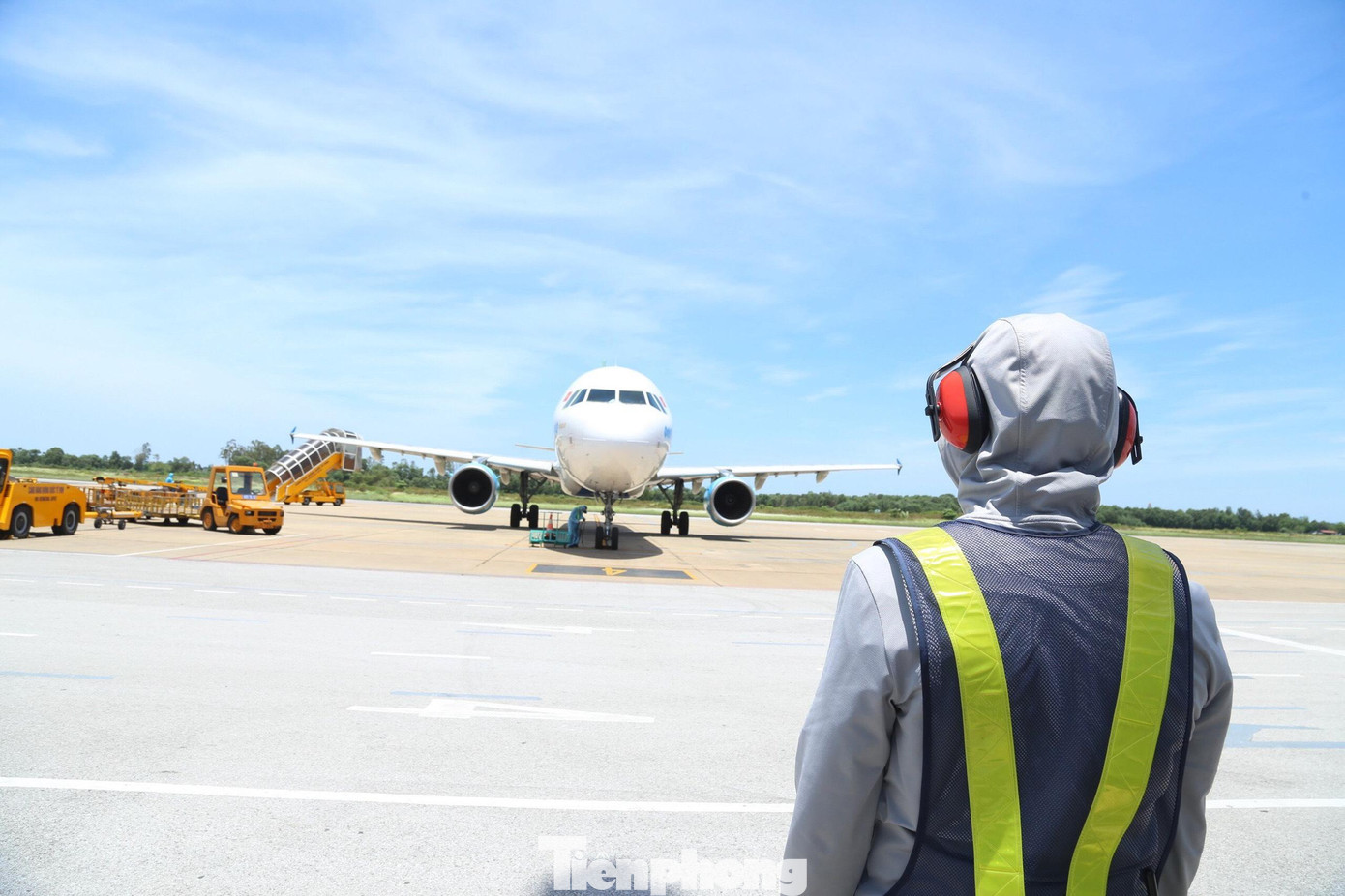 Chuyến bay đầu tiên chở hơn 190 công dân Hà Tĩnh từ vùng dịch về quê.