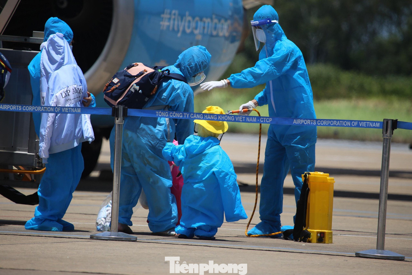 Công dân sau khi xuống sân bay được hỗ trợ lên xe buýt để về điểm cách ly